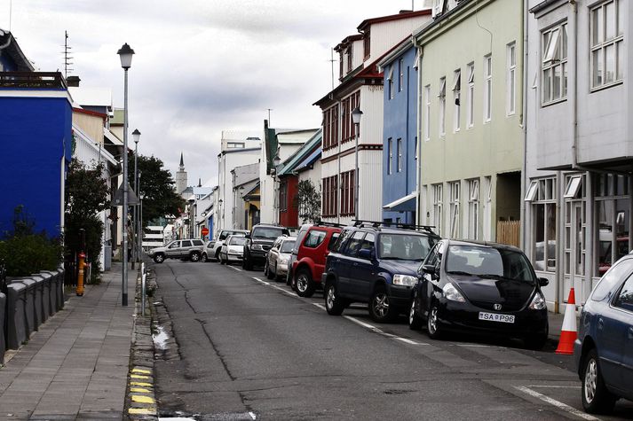 Stúlkurnar fundust á tröppum húss við Grettisgötu í Reykjavík á fimmtudaginn.