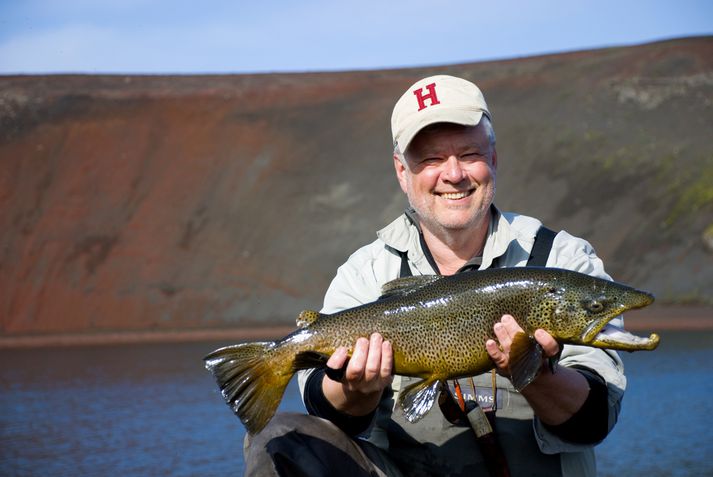 Stefán Jón með fallegan urriða. "Þessi mynd var sama dag og hitamet var slegið í Veiðivötnum í júlí í sumar, 25 stig, sól, logn og "ómögulegt veiðiveður“. Þrjá af mínum stærstu urriðum á ferllinum hef ég veitt í sól og logni sem á að vera nánast ómögulegt, en maður á aldrei að gefast upp! 8 pund.