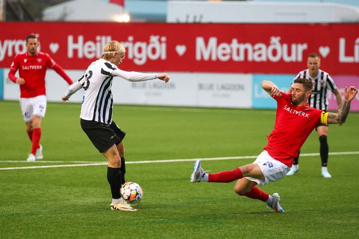 Kristinn Freyr Sigurðsson hendir sér í tæklingu.