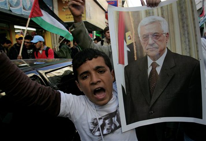 Stuðningamaður með mynd af Abbas forseta á fjöldafundi í Ramallah á Vesturbakkanum í dag.