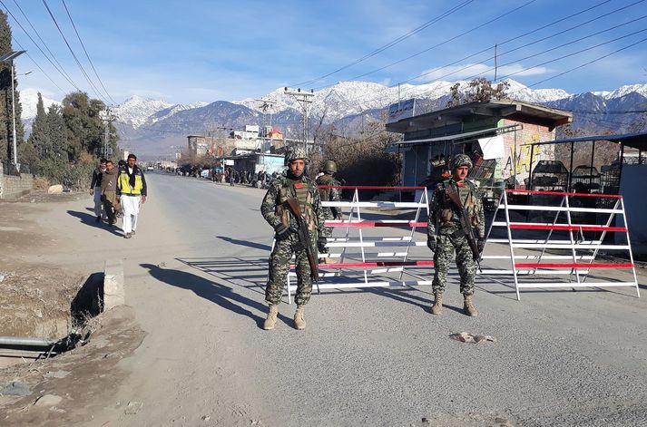 Hermenn standa vörð í Parachinar.