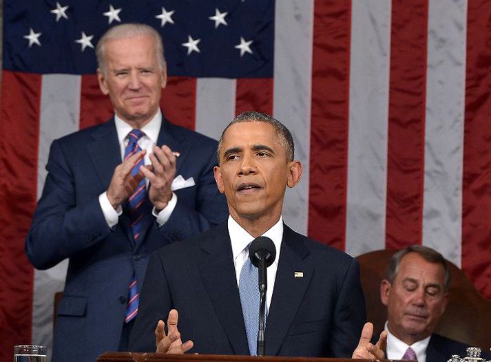 Joe Biden varaforseti stendur klappandi meðan þingdeildarforsetinn John Boehner hlustar sitjandi á Obama forseta flytja stefnuræðu sína.