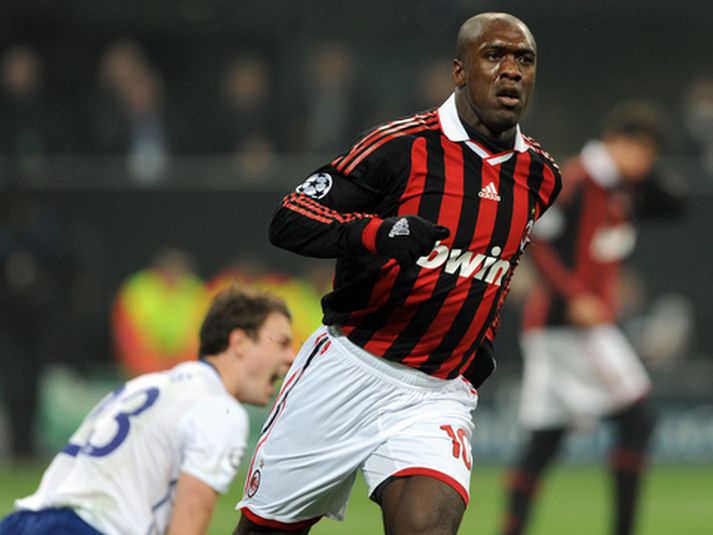 Clarence Seedorf fagnar marki sínu í fyrri leiknum sem gæti verið AC Milan mjög dýrmætt í kvöld.