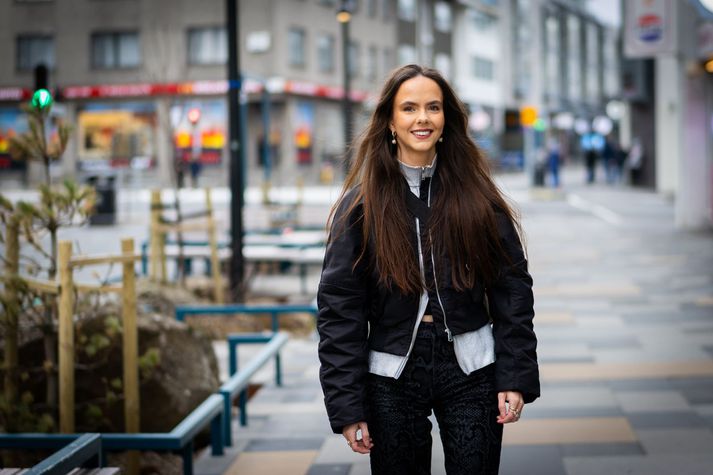 Sonja Valdín er viðmælandi í Einkalífinu. Hún var ein stærsta samfélagsmiðlastjarna landsins en eyddi öllum sínum aðgöngum fyrir andlega heilsu og sér ekki eftir því.