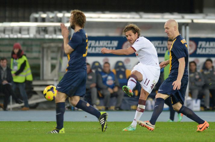 Alessio Cerci skorar hér annað mark Torino í kvöld. Emil er til hægri á myndinni.