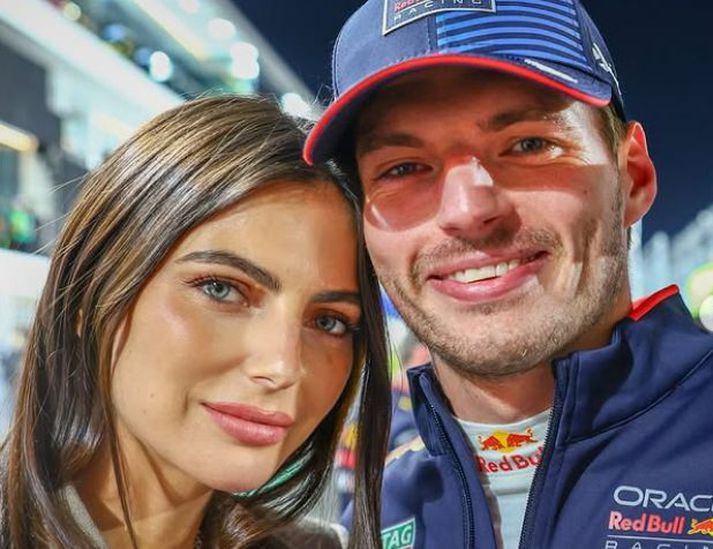 Max Verstappen og Kelly Piquet eru mjög lukkuleg þessa dagana. Hann orðinn enn einu sinni heimsmeistari og þau eiga von á sínu fyrsta barni.