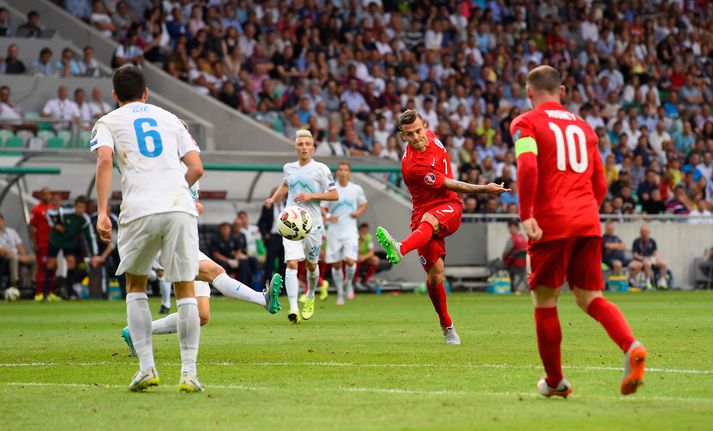 Jack Wilshire skoraði stórkostlegt mark þegar hann kom Englandi í 2-1. Hér er boltinn á leið í samskeytinn.