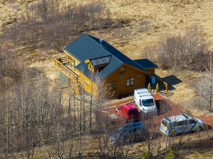 Maðurinn lést í sumarhúsinu í apríl á síðasta ári.