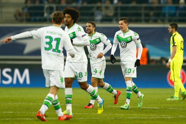 Wolfsburg fagnar fyrra marki Julian Draxler.