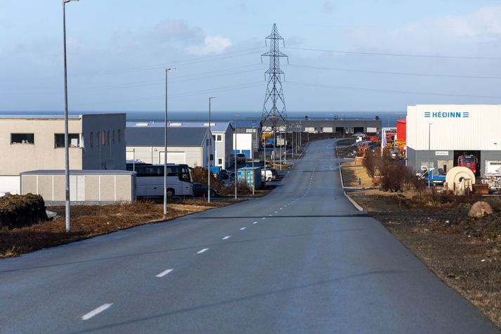 Slysið sem mennirnir eru taldir hafa sett á svið er sagt hafa átt sér stað á gatnamótum Breiðhellu og Gjáhellu í Hafnarfirði.