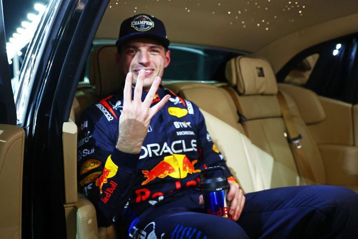 Max Verstappen í Las Vegas í gær, að ítreka hve oft hann hefur orðið heimsmeistari.