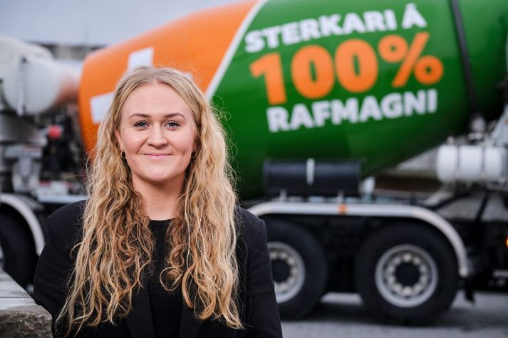 Það þurfa fleiri að hoppa á vagninn segir Jónína Þóra Einarsdóttir leiðtogi í sjálfbærni, öryggi og gæðum hjá Steypustöðinni, sem undanfarið hefur unnið að því að rafvæða steypubílaflotann sinn. Árangurinn lætur ekki á sér standa; kolefnissporin lækka og með sparnaði við olíukaup munu bílarnir sjálfir borga sig upp á fimm árum. 