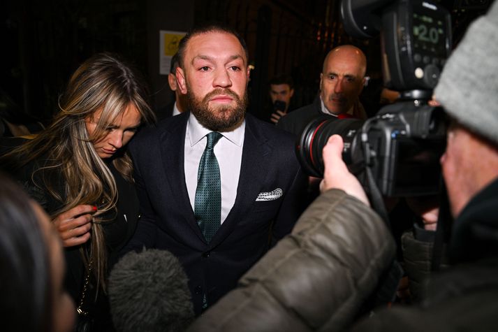 Conor McGregor á leið sinni úr dómsalnum.