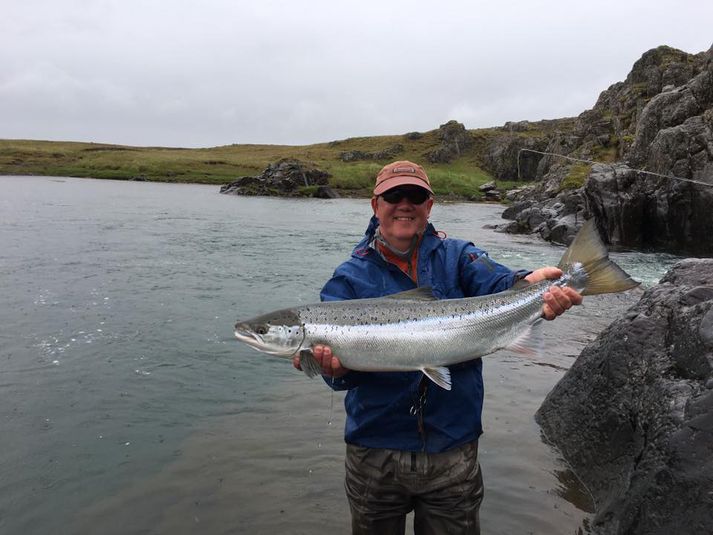 Jóhann Hafnfjörð Rafnsson með flottan lax úr V'iðidalsá í opnun