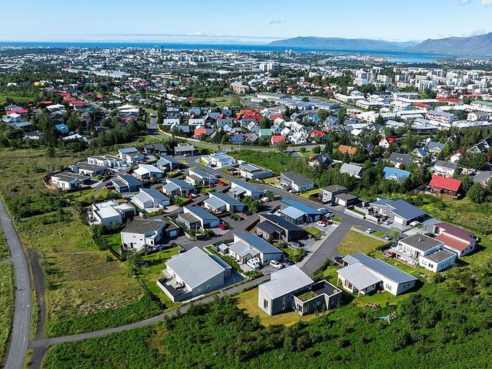 Stúlkurnar voru við leikvöll í Kambaseli í Breiðholti þegar atvikið átti sér stað.