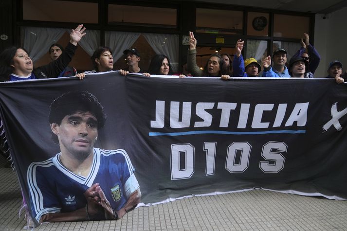 Aðdáendur Diegos Maradona mættu fyrir utan réttarsal þar sem þeir kröfðust réttlætis fyrir sinn mann.