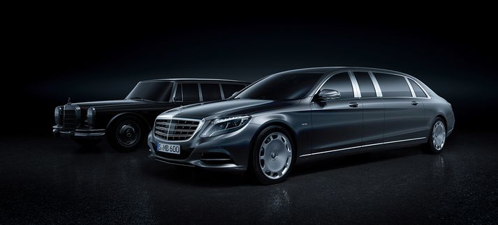 Mercedes Benz S-Class Pullman og bak við hann sést í gamlan lengdan Benz sem uppfyllti sömu þarfir fyrir þónokkrum árum.