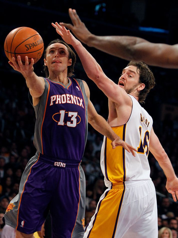 Steve Nash skorar hér á móti Lakers í nótt.