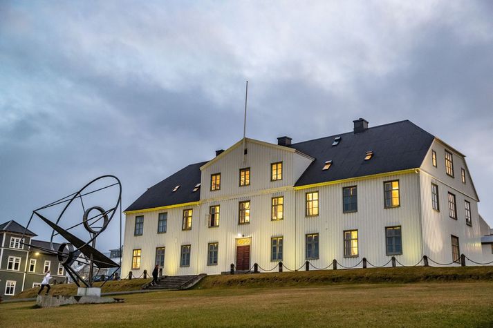 Um þúsund ungmenni verða á busaballinu, og eins og tíðkast hefur er nýnemum skólans gert að blása í áfengismæli áður en farið er inn á ballið.