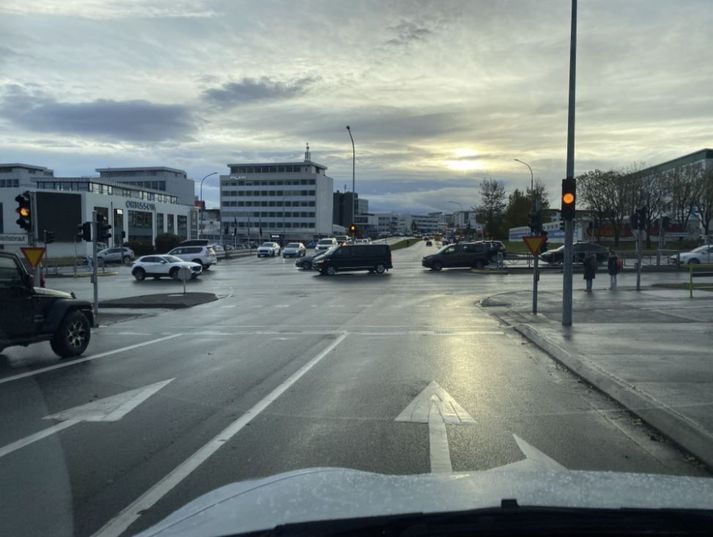 Ljósin biluðu við gatnamót Háaleitisbrautar og Bústaðavegs í morgun.