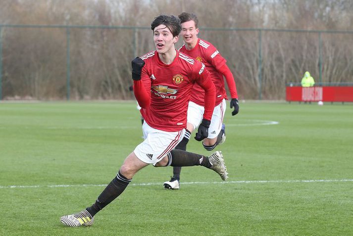 Charlie McNeill skoraði fernu fyrir átján ára lið Manchester United í 4-2 sigri á Manchester City um helgina.