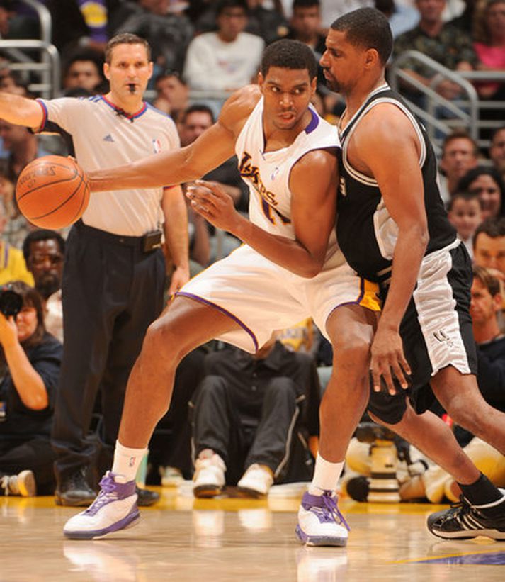 Andrew Bynum átti góðan leik fyrir Lakers í nótt.