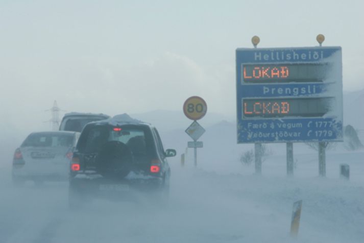 Veðrið er reyndar ekki svona slæmt. En það er hált.