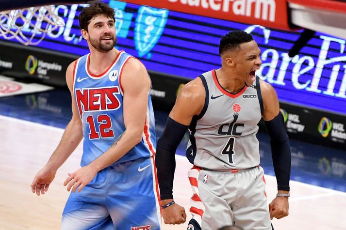 Russell Westbrook fagnar eftir að hafa skorað sigurkörfu Washington Wizards. Joe Harris virðist reyndar ekki ýkja reiður en hann gerði afar slæm mistök rétt áður.