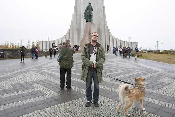 með smalahund Kári Sturluson með smalahundinum sínum Loppu hjá Hallgrímskirkju innan um erlenda ferðamenn í lausagöngu.mynd/eddi