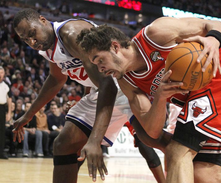 Joakim Noah og Elton Brand, Philadelphia, í leiknum í nótt.