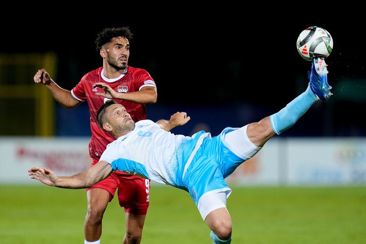 Dante Rossi hjá San Marínó í baráttunni í kvöld við Ferhat Saglam hjá Liechtenstein. Rossi fögnuðu gríðarlega í leikslok.