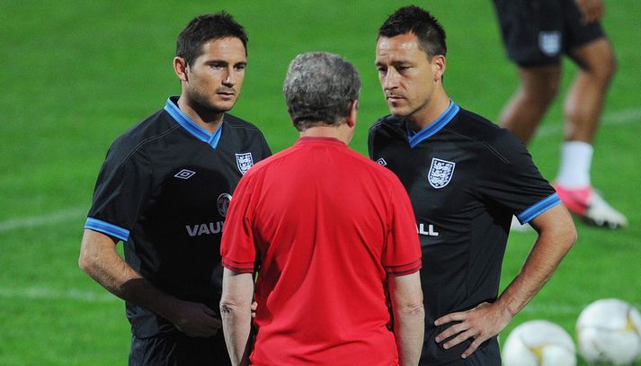 Frank Lampard og John Terry tala hér við Roy Hodgson, þjálfara enska landsliðsins.