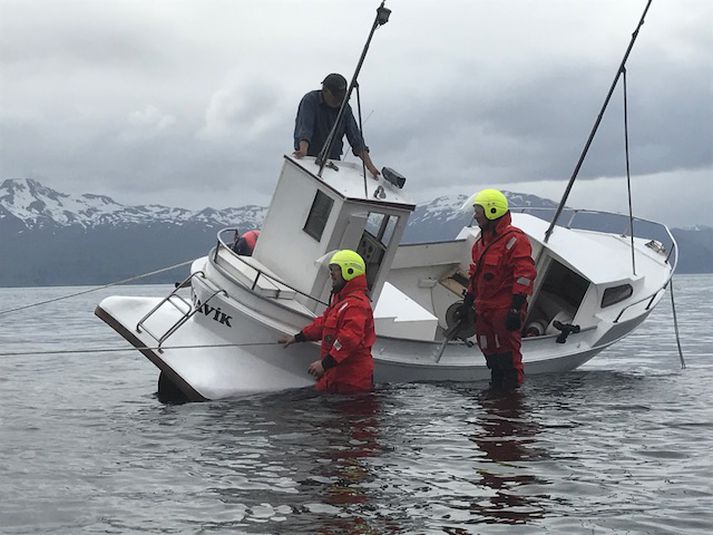 Björgunarbáturinn Garðar kom á vettvang og kom bæði manninum sem var um borð og skemmtibátnum til hafnar á Húsavík.