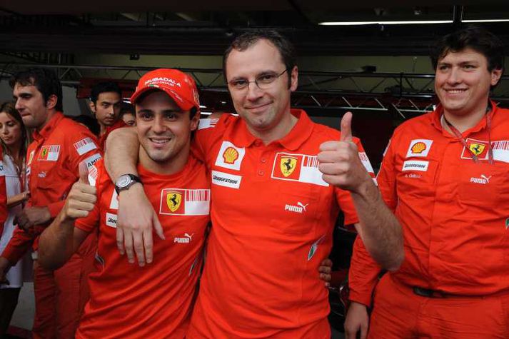 Stefano Domenicali og Felipe Massa fagna meistaratitili bílasmiða, en þeir misstu af titli ökumanna með eins stigs mun.