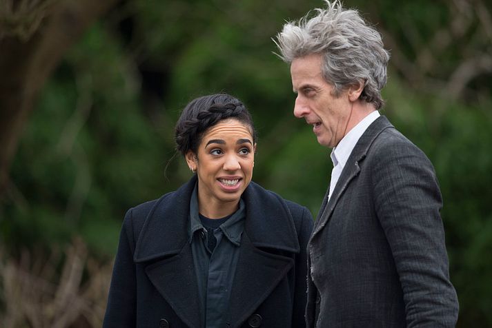 Pearl Mackie og Peter Capaldi við tökur á nýjustu þáttaröð Doctor Who.