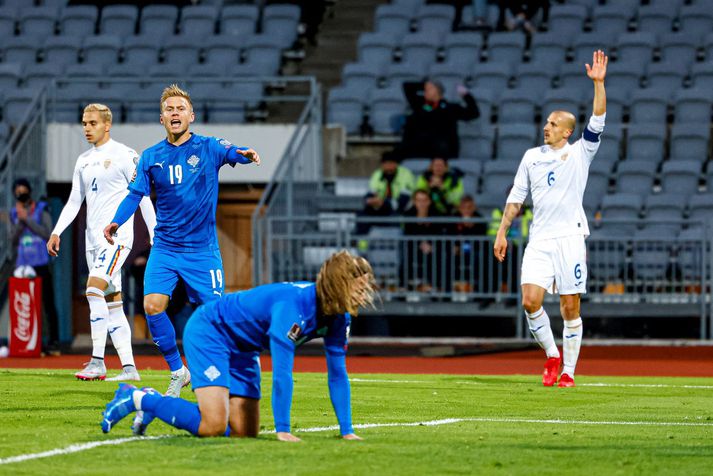 Birkir Bjarnason komst næst því að skora fyrir íslenska landsliðið í kvöld. Hér er hann í góðu færi en skot hans fór framhjá.