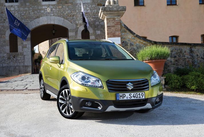 Suzuki SX4 hefur lengst um 16 cm og innanrýmið stækkað mikið.