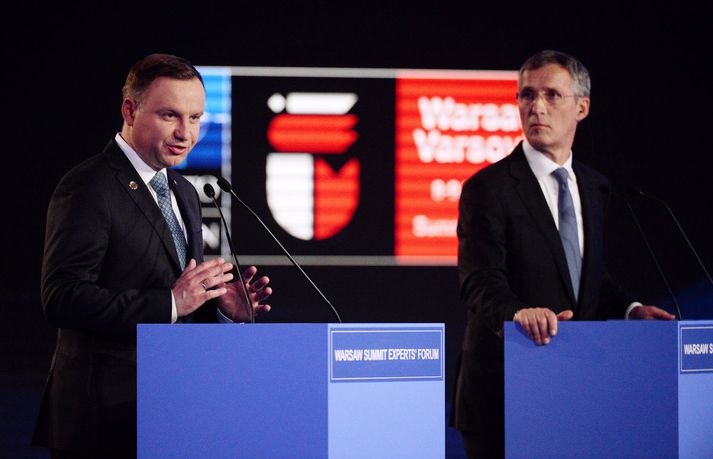 Andrzej Duda, forsætisráðherra Póllands, ásamt Jens Stoltenberg, framkvæmdastjóra NATO, við upphaf leiðtogafundarins í Varsjá í gær.