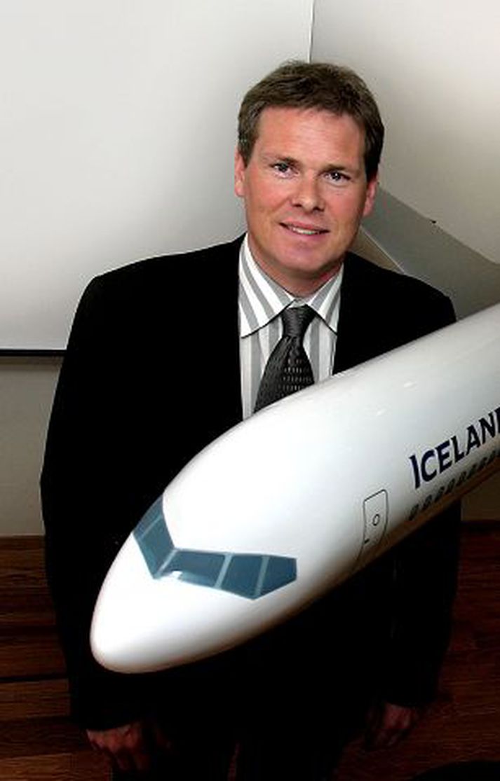 Fljúga hvor sína leið Hannes Smárason og félagar hans í FL Group yfirgefa nú hluthafahóp Icelandair. Jón Karl Ólafsson forstjóri heldur fluginu áfram með nýja áhöfn í hluthafahópnum.