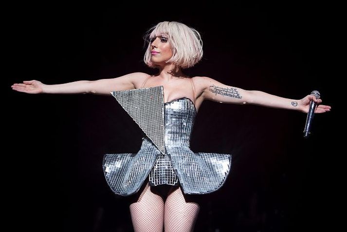 Lady Gaga biður fólk að slaka aðeins á, hún sé bara að verða eldri.