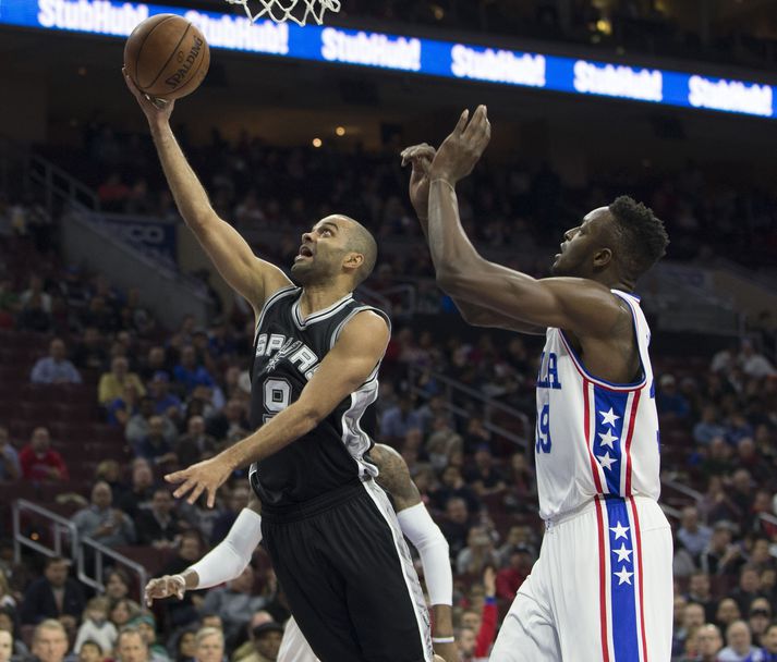 Tony Parker og félagar léku sér að Philadelphia í nótt.