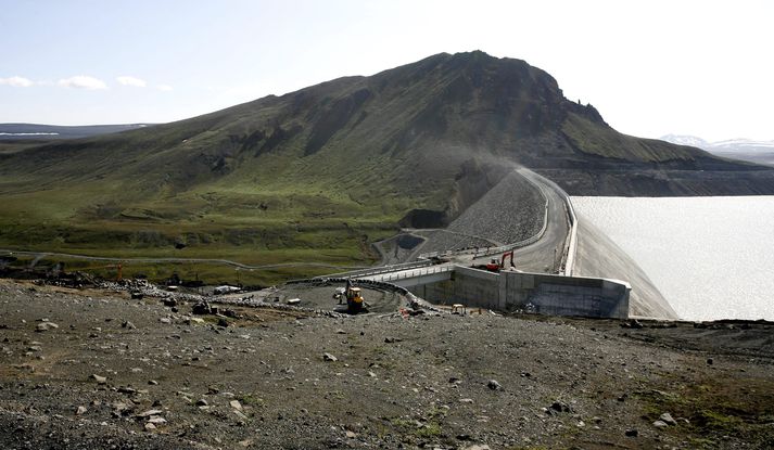 Hálslón hefur hækkað um rúmlega 3 metra síðastliðna viku og vantar nú aðeins 80 cm á að það fyllist.