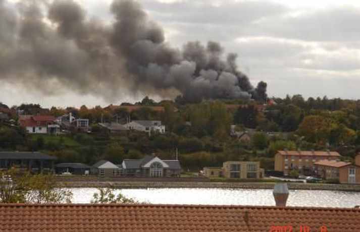 Þykkan reykjarmökk lagði yfir Sönderberg þegar skólinn brann.