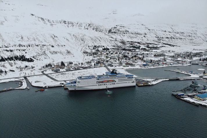 Rýmingar eru í gildi á Seyðisfirði og fleiri stöðum á Austfjörðum. Þá hefur Fjarðarheiði verið lokað. 