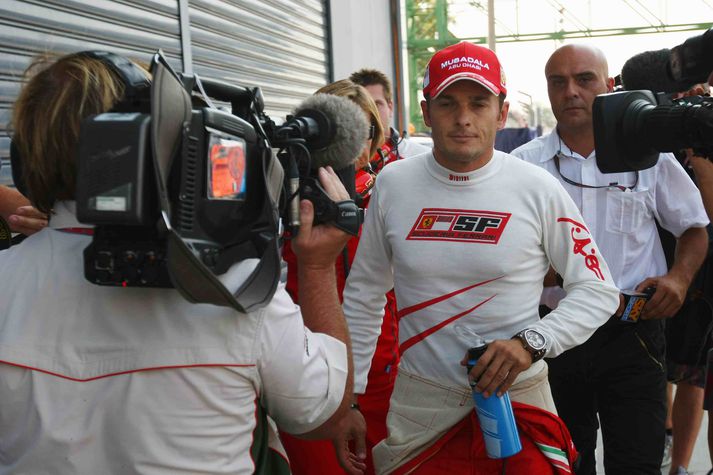 Giancarlo Fisichella var hinn vandræðalegasti eftir að hafa klesst Ferrari bíl á æfingu fyrir tímatökuna í gær.