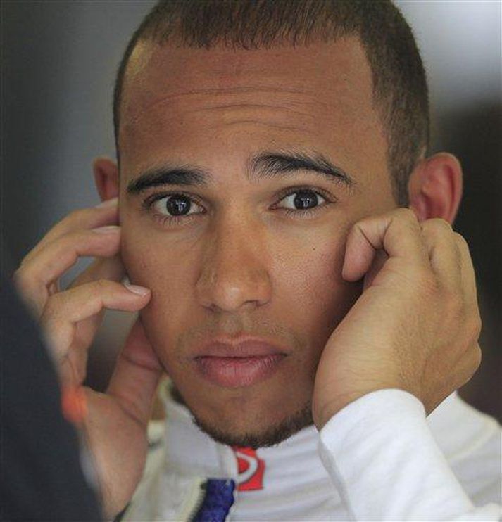 Lewis Hamilton á mótssvæðinu í Ungverjalandi ver eyrun fyrir hávaðanum á staðnum.