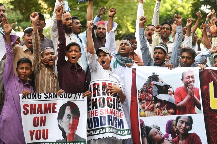 Múslimar í pakistönsku borginni Karachi stóðu með Rohingjum um helgina og mótmæltu meintu aðgerðarleysi Suu Kyi. Á plakati sem hér má sjá var Suu Kyi sagt að skammast sín.