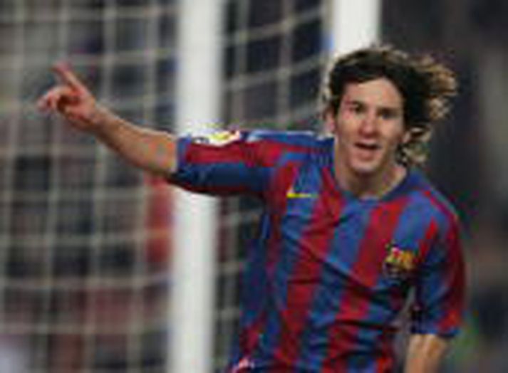 Messi fagnar marki sínum á Nou Camp í kvöld.