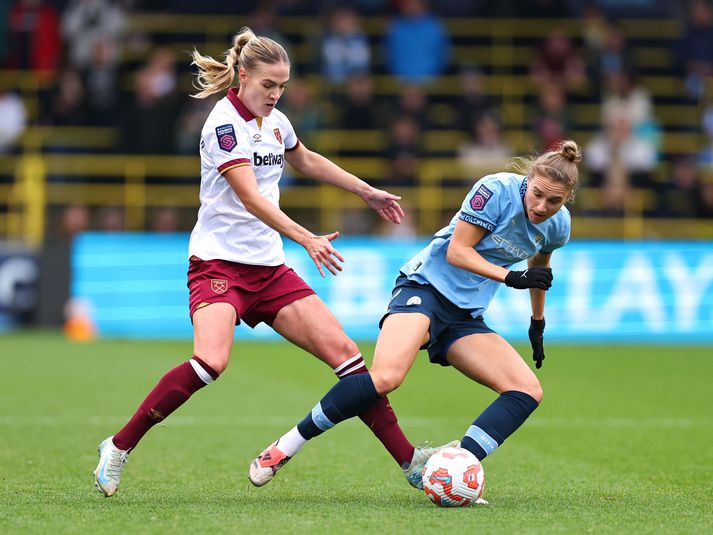 Dagný í baráttunni við Vivianne Miedema í leik West Ham gegn Manchester City fyrr á tímabilinu.