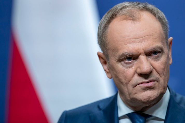 Tusk segir stjórnvöld hyggjast afnema tímabundið réttinn til að óska hælis.